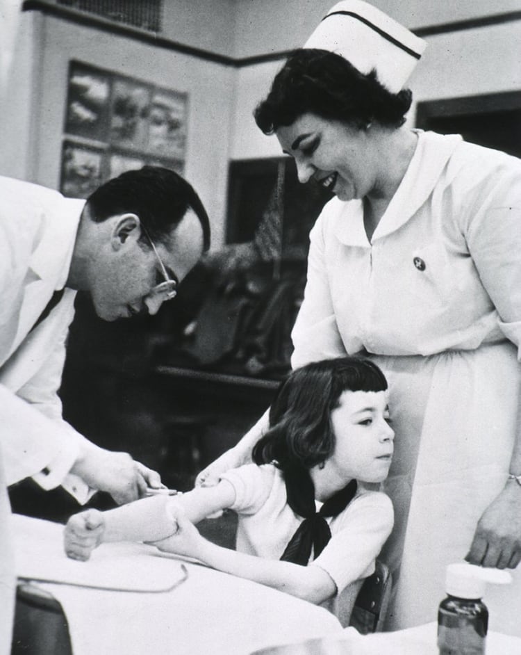El 12 de abril de 1955, el mundo despertó con una gran noticia, la mejor posible. En Estados Unidos, el Dr. Jonas Salk había descubierto la vacuna contra la polio (Shutterstock) 