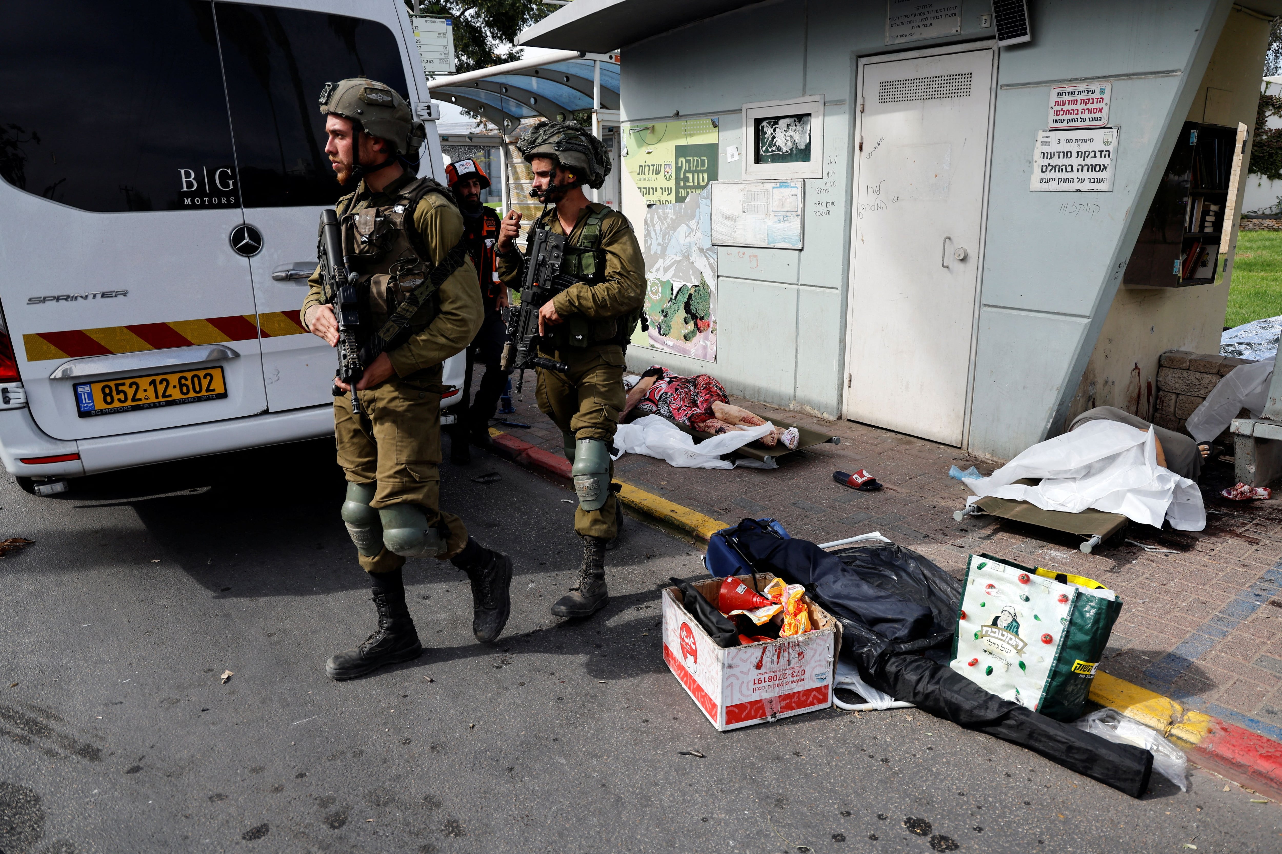 Los cadáveres de personas, algunas de ellas ancianas, que yacen en una calle tras ser asesinadas durante una infiltración masiva de hombres armados de Hamas desde la Franja de Gaza, en Sderot, sur de Israel, 7 de octubre de 2023 (Reuters)