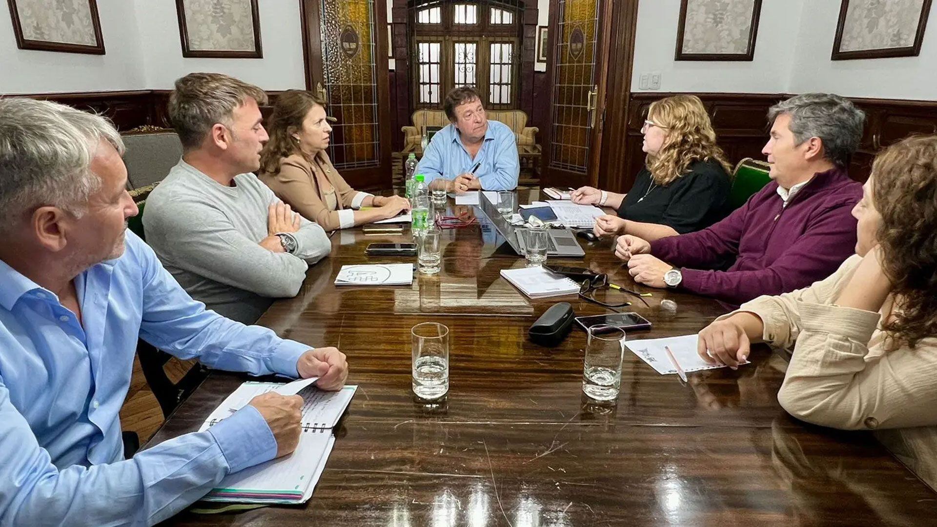 Alberto Weretilneck Rio Negro en una reunion de gabinete
