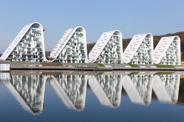 The Wave: el moderno complejo de edificios residenciales en la bahía de Skyttehus en Vejle, Dinamarca, está inspirado en la Ópera de Sydney del arquitecto danés Jørn Utzon y el paisaje montañoso que rodea el fiordo de Vejle (Shutterstock)