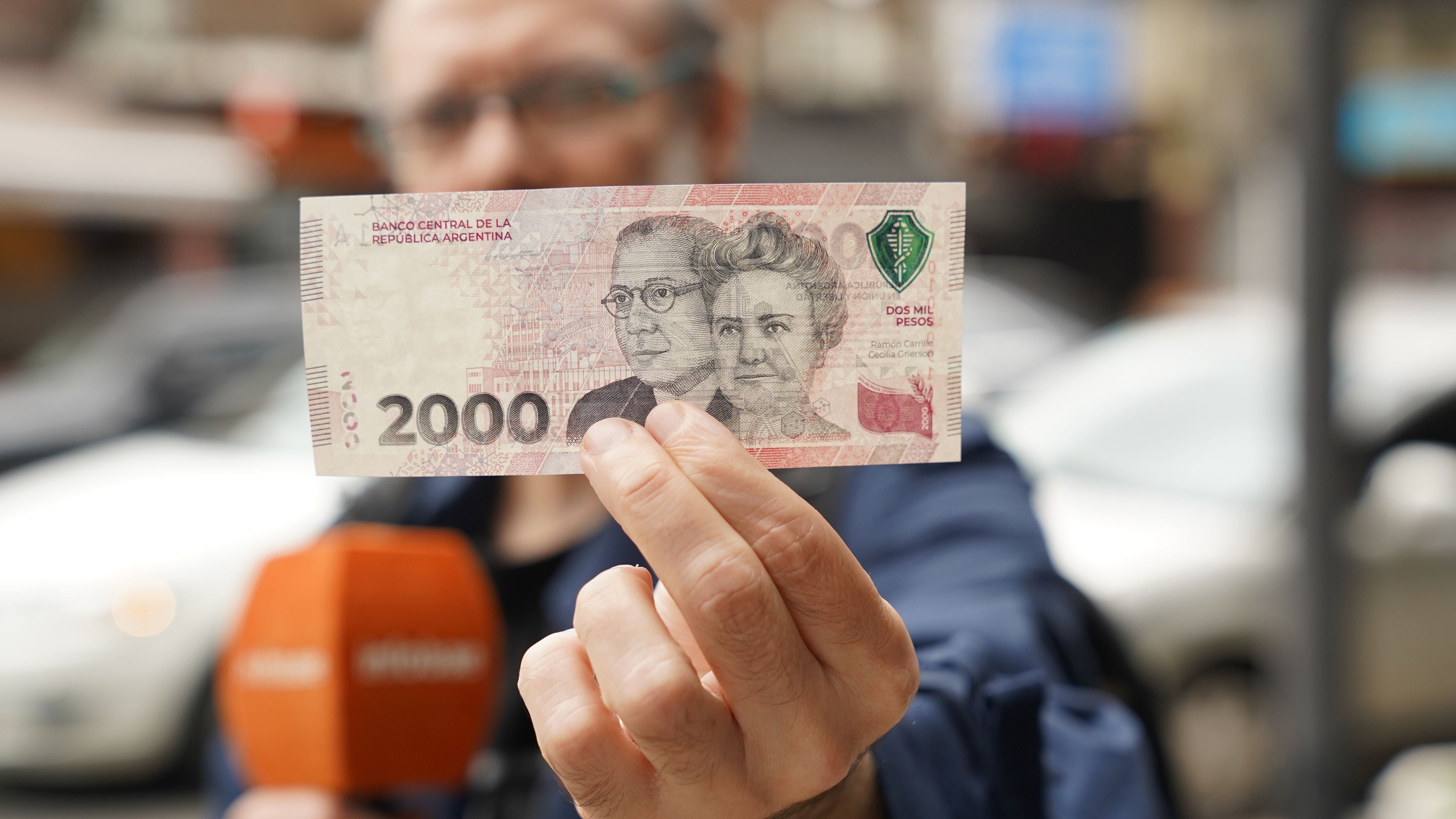 Desde que fue anunciado, el billete de $2.000 perdió un 83% de poder de compra en relación al valor del dólar libre