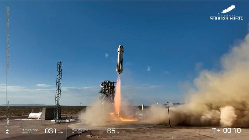 La empresa de turismo espacial de Jeff Bezos, Blue Origin, lanza su quinta misión de cápsulas tripuladas desde su base cerca de Van Horn, Texas. Captura de imagen de video. Blue Origin/Handout vía REUTERS.