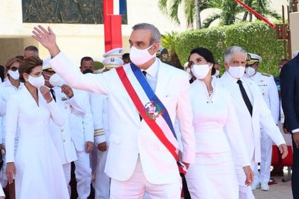 El nuevo presidente de la República Dominicana, Luis Abinader, saluda junto a su esposa Raquel Arbaje después de su ceremonia de juramento en Santo Domingo, República Dominicana, el 16 de agosto de 2020. REUTERS/Ricardo Rojas