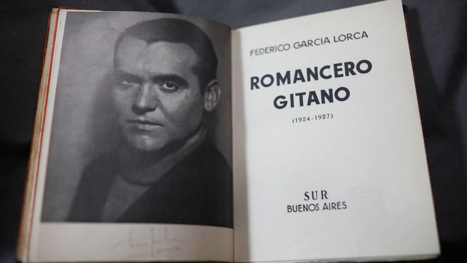 García Lorca publicó Romancero Gitano en 1928, donde evoca a Andalucía y a ese pueblo