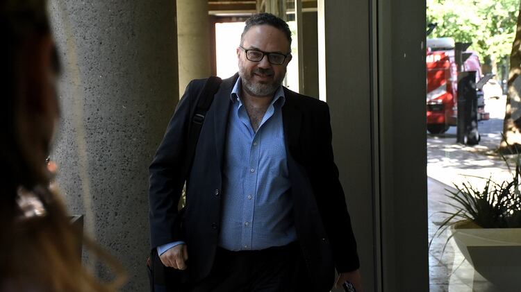 Matías Kulfas entrando a las oficinas que ocupaba Alberto Fernández en Puerto Madero. (Nicolás Stulberg)