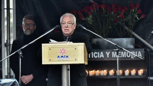 Mario Averbuch habla durante el acto por los 24 años del atentado a la AMIA (Adrián Escandar)