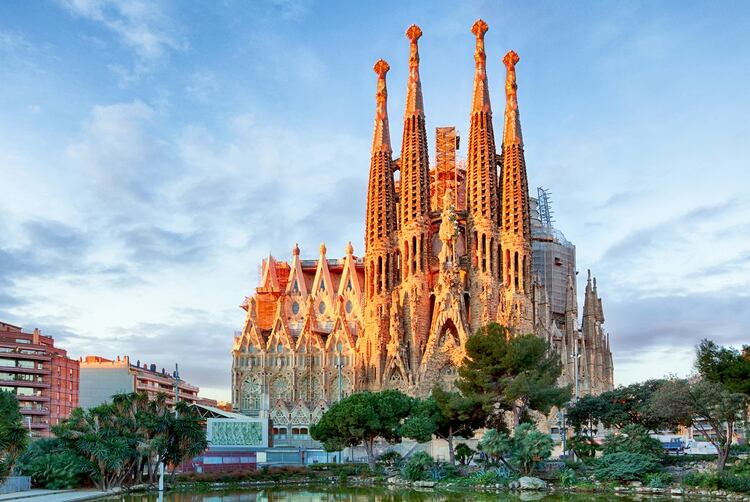 La Sagrada Familia es la obra más famosa de Antoni Gaudí, a pesar de que aún está sin terminar. La construcción comenzó en 1882, antes de la muerte de Gaudí en 1926