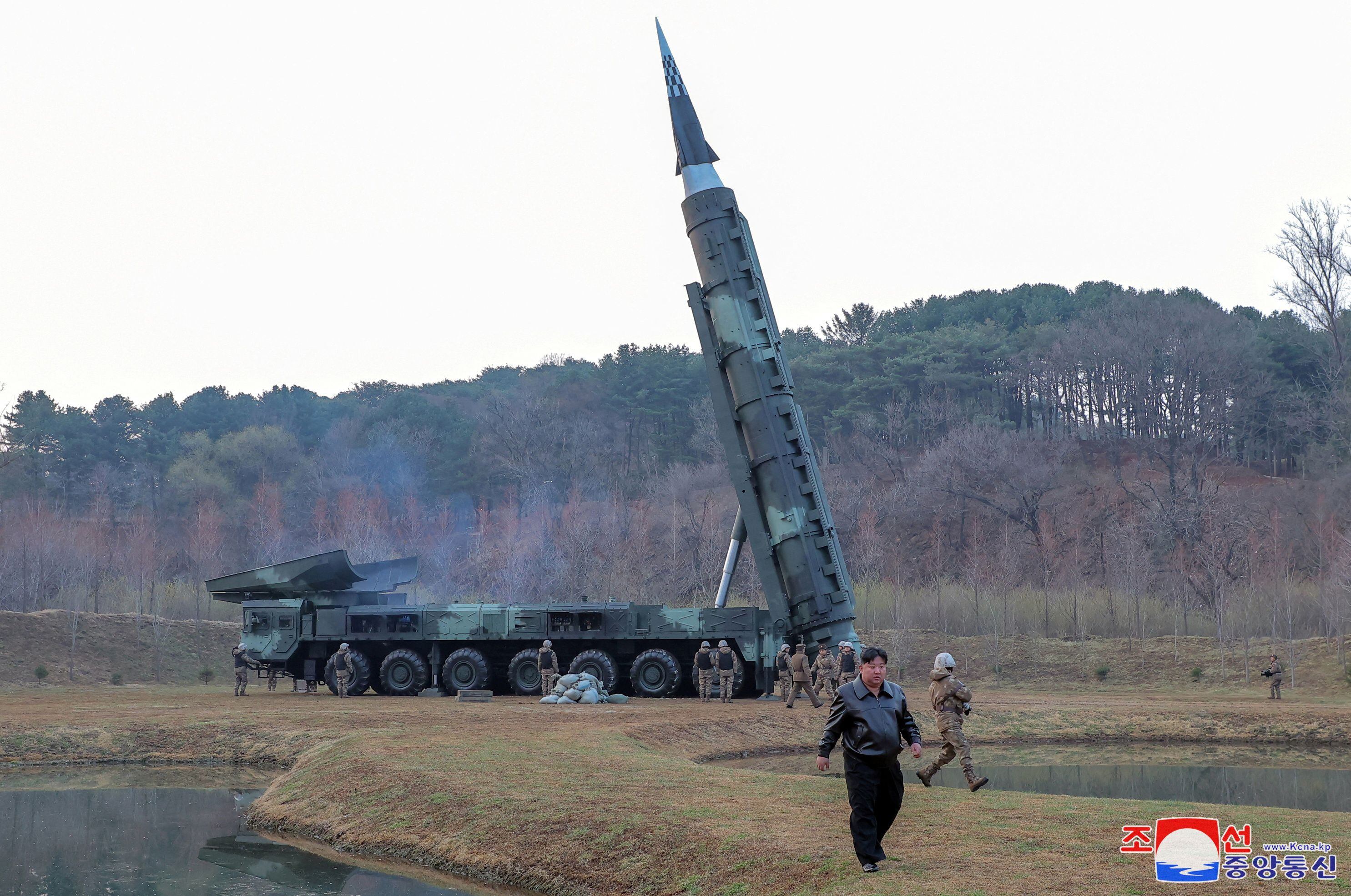 El nuevo modelo de misil antiaéreo es el primero que Corea del Norte bautiza como ‘Pyoljji’, que significa ‘meteoro’ en coreano (REUTERS)