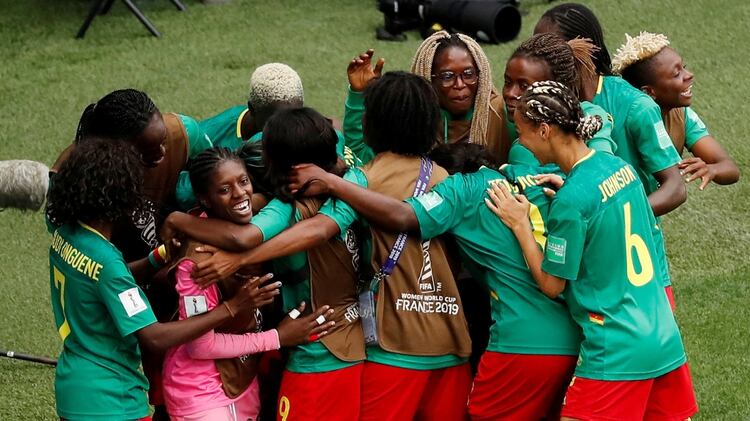 Camerún derrotó a Nueva Zelanda y dejó sin chances de clasificar a octavos a Argentina (REUTERS/Eric Gaillard)