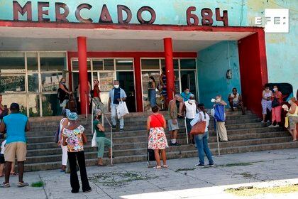 Varias personas esperan para entrar en un mercado a comprar productos, en La Habana (EFE/ Ernesto Mastrascusa) 