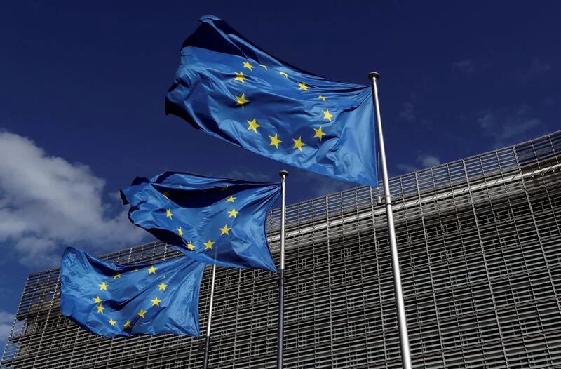 Las banderas de la Unión Europea ondean fuera de la sede de la Comisión Europea en Bruselas (REUTERS/Yves Herman)