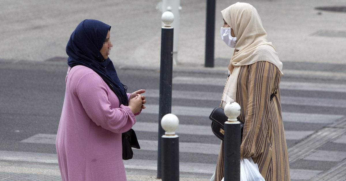 France.- The National Assembly of France rejects the ban on headscarves in public spaces for people under 18 years of age