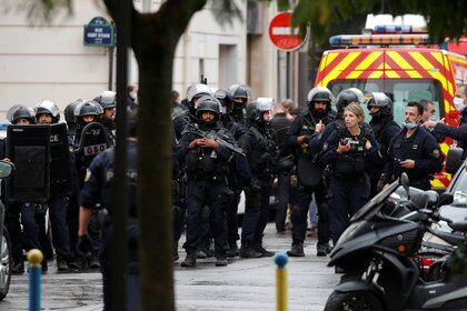 Imagen del operativo policial luego del ataque en las inmediaciones de la ex sede de Charlie Hebdo. Foto: REUTERS/Charles Platiau