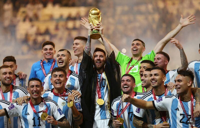 FOTO DE ARCHIVO: Fútbol - El argentino Lionel Messi levanta el trofeo de la Copa del Mundo junto a sus compañeros - En el Mundial de la FIFA Qatar 2022, Estadio Lusail, Lusail, Qatar, 18 de diciembre de 2022 REUTERS/Carl Recine/
