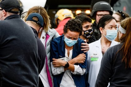 Una mujer consuela a un técnico de farmacia de King Soopers después de un tiroteo en un supermercado en Boulder, Colorado, EE. UU. El 22 de marzo de 2021. Foto tomada el 22 de marzo de 2021. Michael Ciaglo / USA TODAY NETWORK vía REUTERS