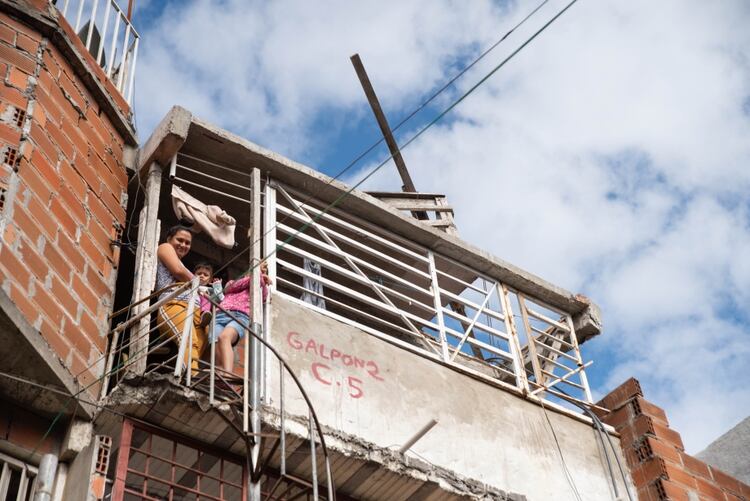 Las condiciones ambientales y habitacionales de las villas y barrios vulnerables de la ciudad y la provincia de Buenos Aires dificultan el cumplimiento de la cuarentena obligatoria