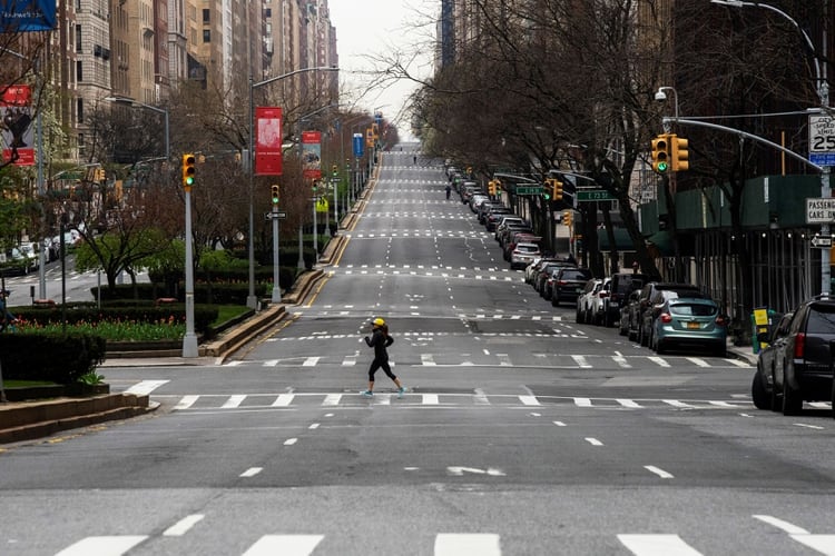 Una mujer cruza el vacío de la calle Park Avenue en Manhattan mientras el brote de la enfermedad por coronavirus (COVID-19) continúa en Nueva York, EEUU [5 de abril de 2020] (Reuters/ Eduardo Munoz)