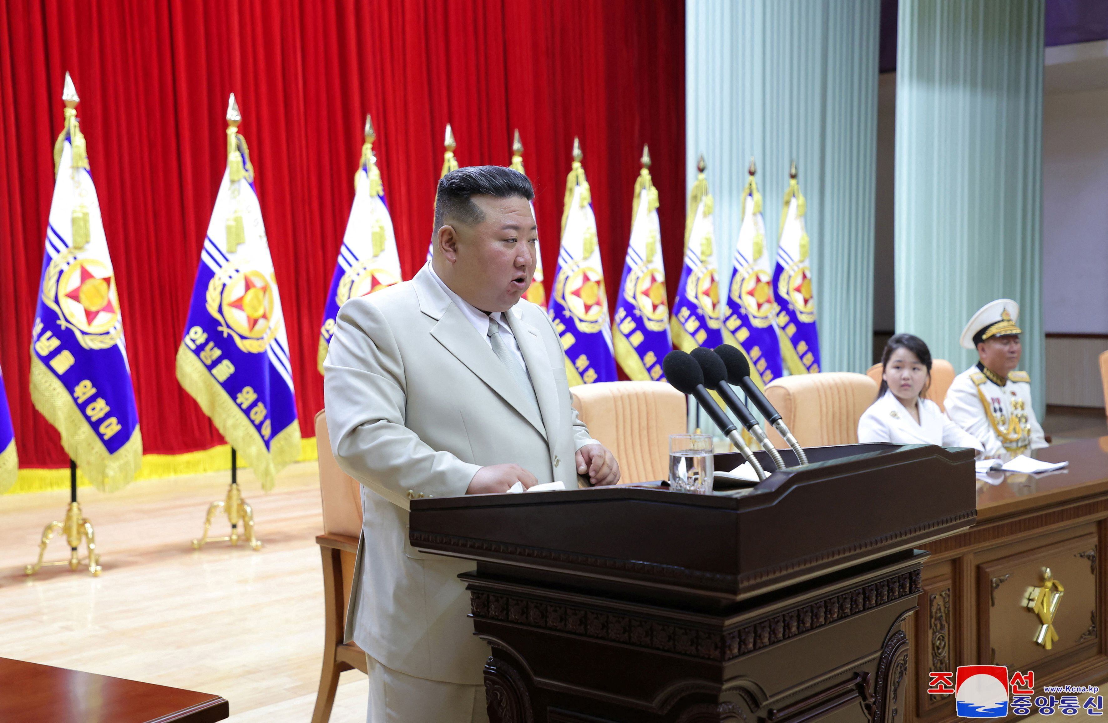 Kim Jong-un pidió al Ejército mantener el estado de alerta constante en combate (KCNA via REUTERS)