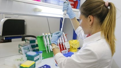 Una investigadora en el laboratorio que desarrolla la vacuna rusa contra el coronavirus Spuntik V, que ya se han aplicado 5000 personas
