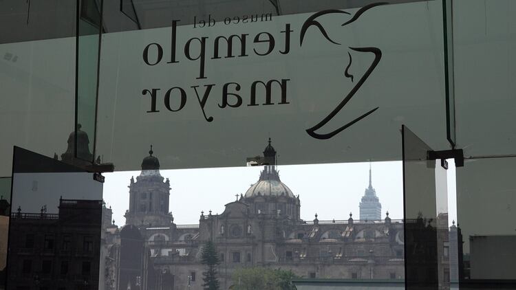 Desde la entrada del Museo se puede ver toda la historia de México: el Tempo Mayor, la Catedral y al fondo la Torre Latinoamericana. (Foto: Infobae, Juan Vicente Manrique)