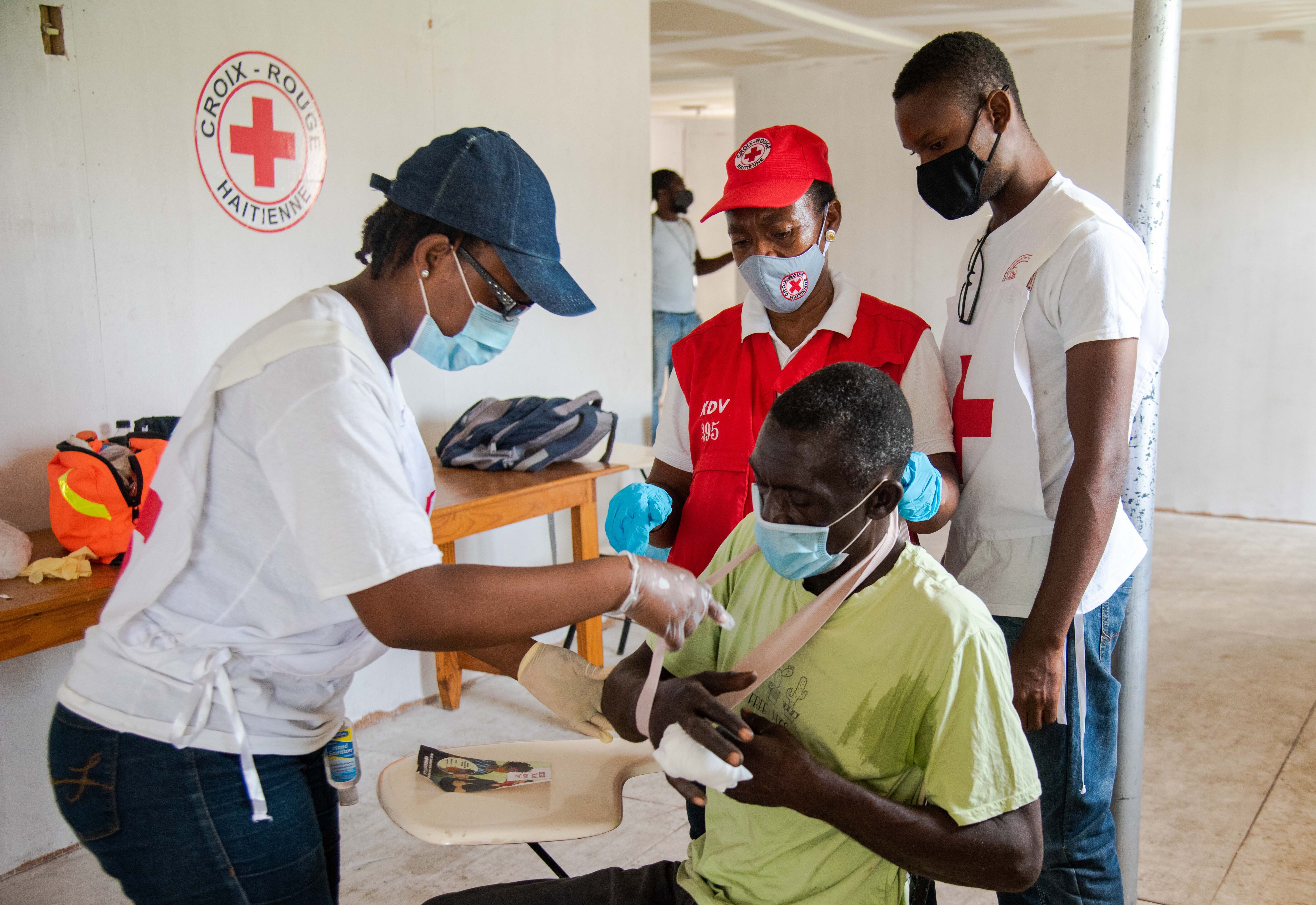 Foto de archivo de un hombre que recibe atención de integrantes de la Cruz Roja en Haití. EFE/Jean Marc Herve Abelard