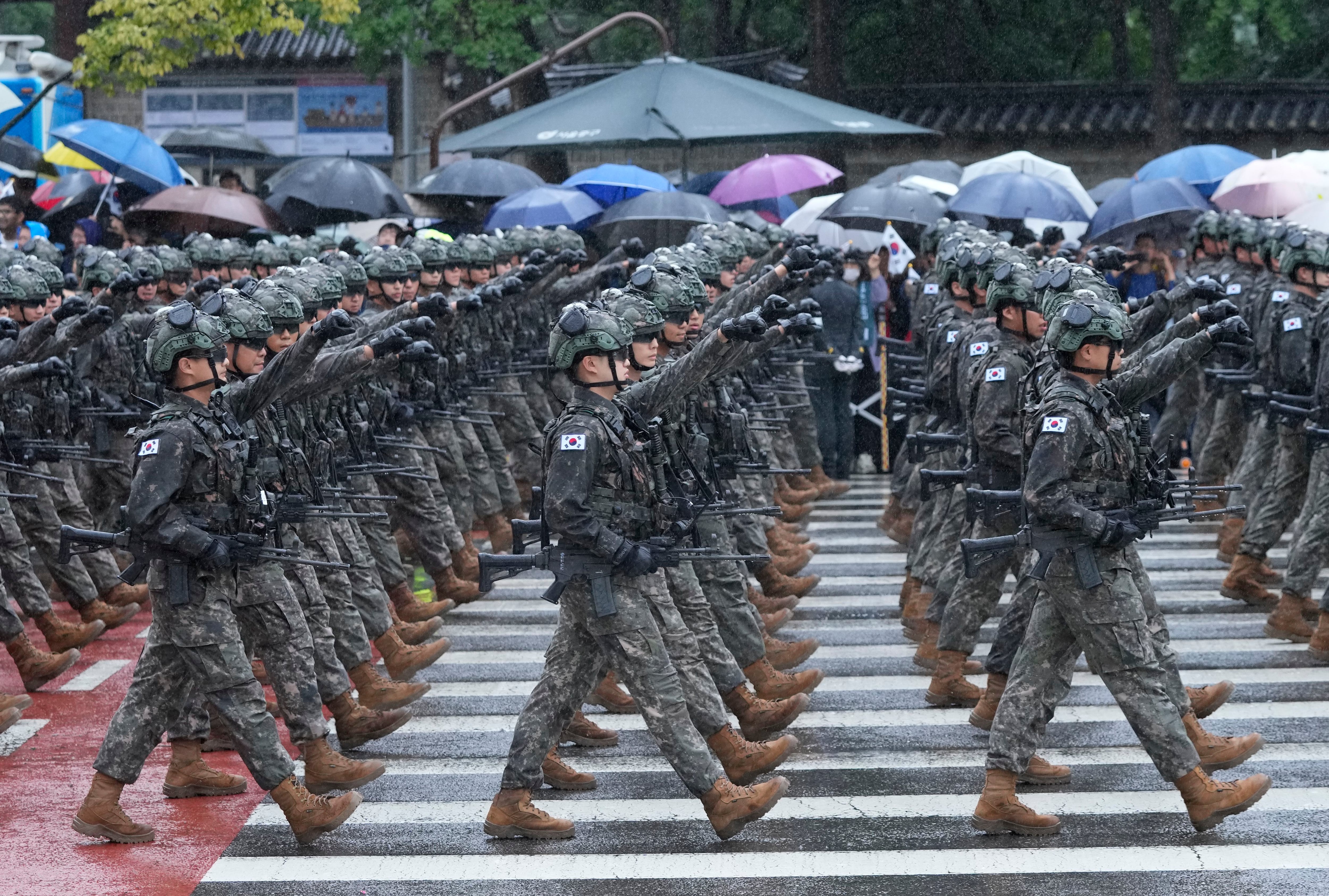 Participaron unos 4.000 soldados surcoreanos portando fusiles o banderas. (AP Photo/Ahn Young-joon)