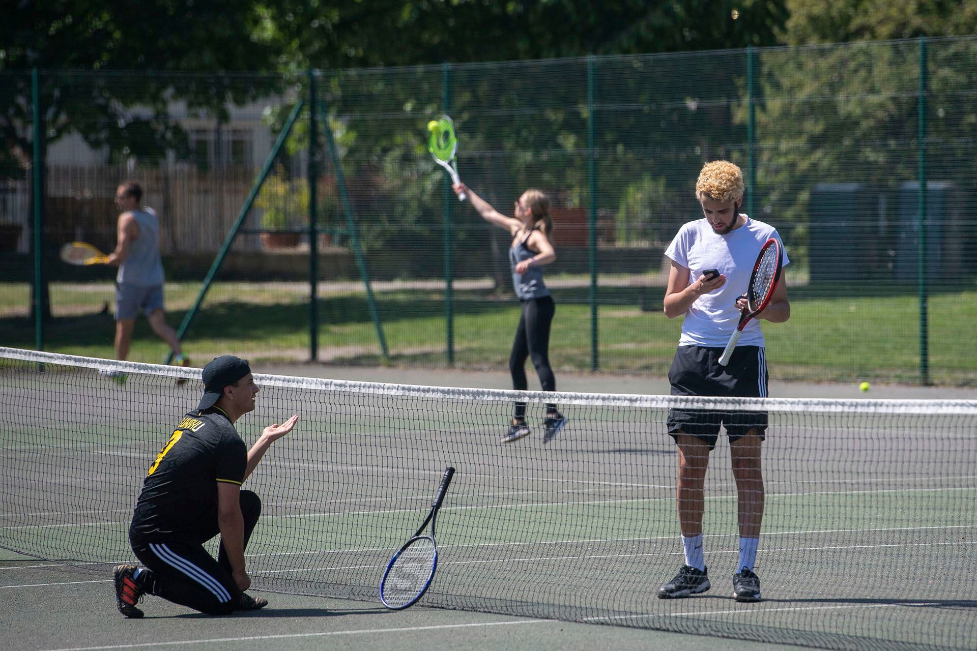 Jóvenes juegan al tenis en Cambridge, Inglaterra. 