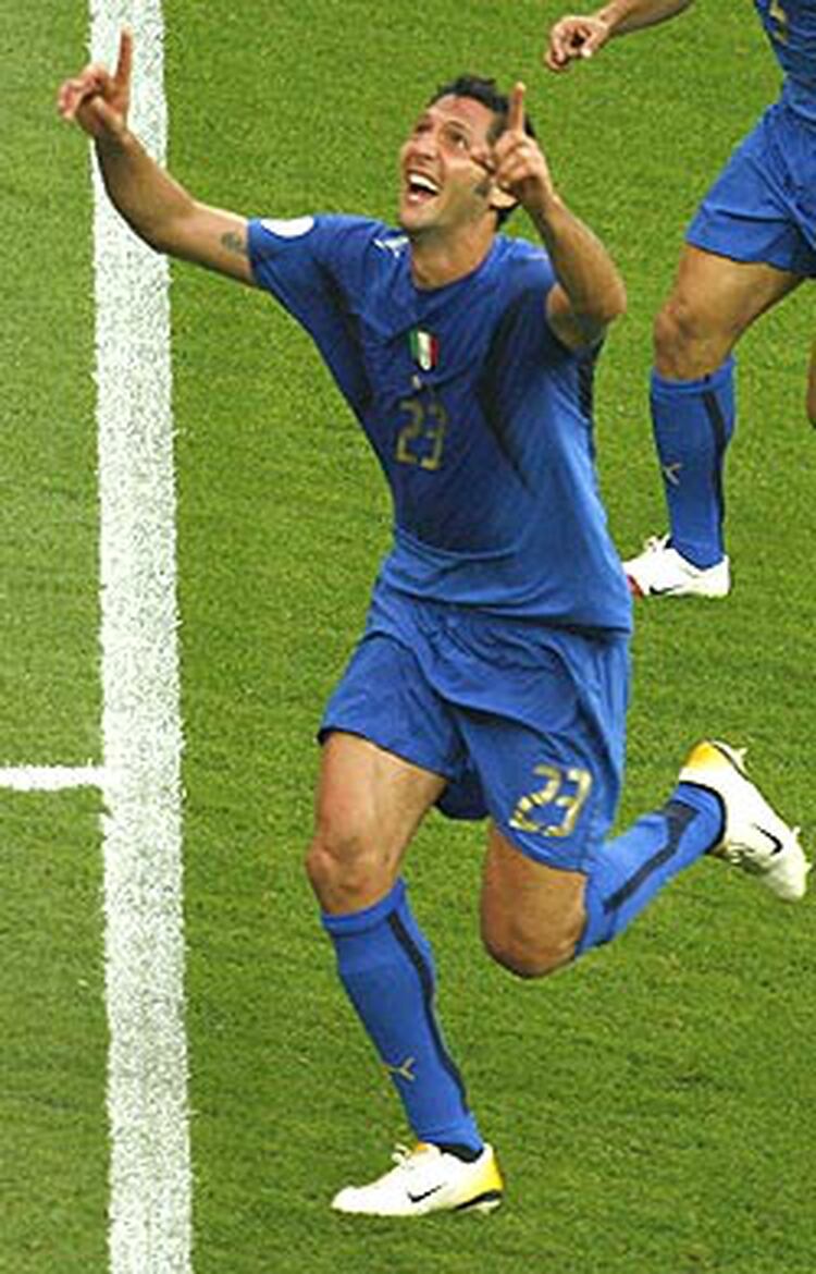 Materazzi marcó el gol de Italia en la final y luego convirtió en la tanda de penales (EFE)