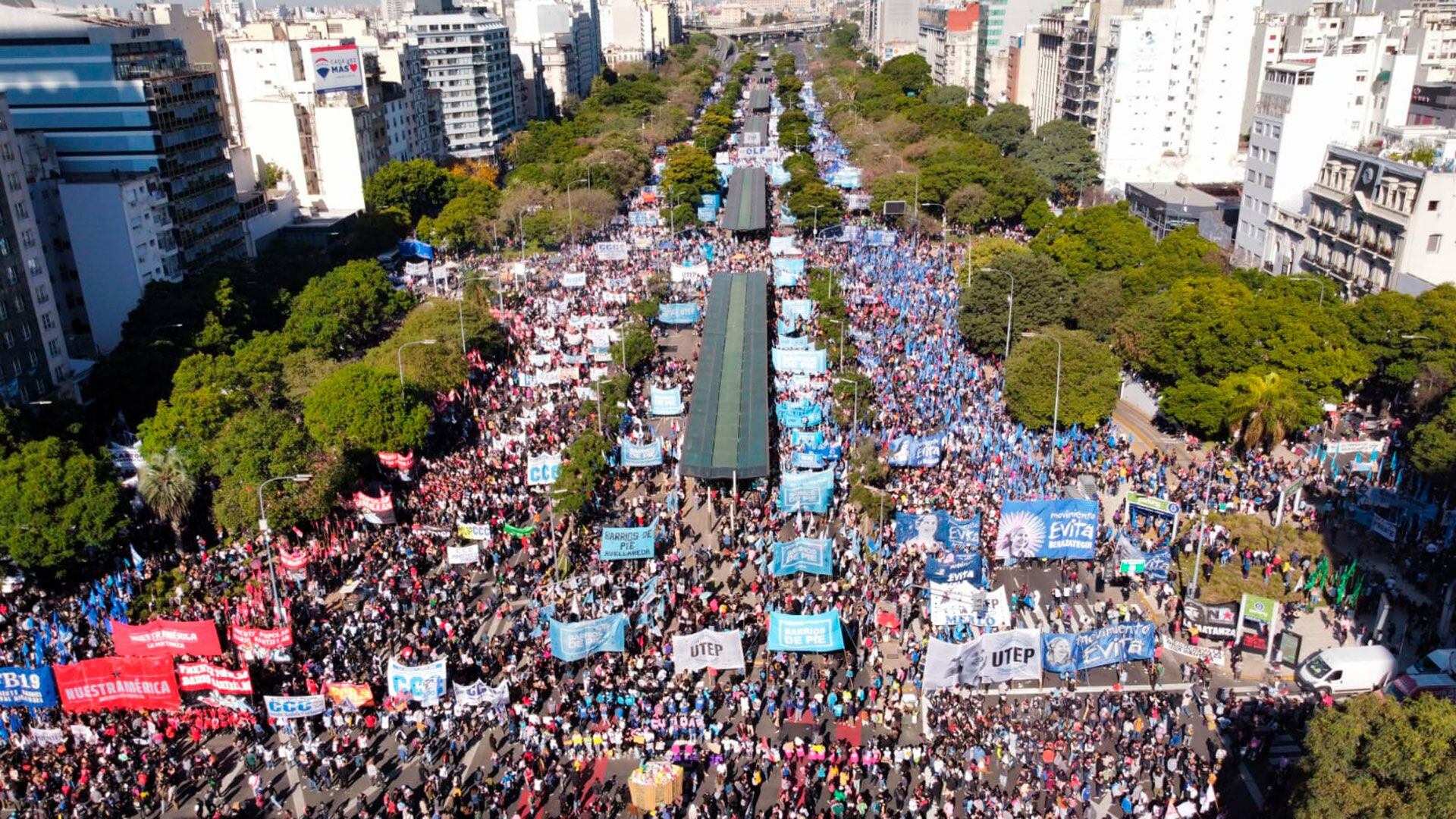 Drone-organizaciones-sociales-que-integran-la-Unidad-Piquetera-marchan-por-la-9-de-Julio