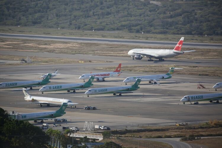 La aeronave se prepara para el despegue en el aeropuerto internacional 