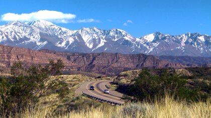 En Mendoza, la misma Cordillera invita a hacer la Ruta Sanmartiniana y cabalgar el cruce de los Andes en Mendoza y en San Juan