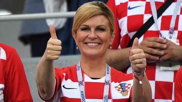Kolinda Grabar-Kitarovic vio el partido por octavos de final ante Dinamarca desde una platea común (AFP)