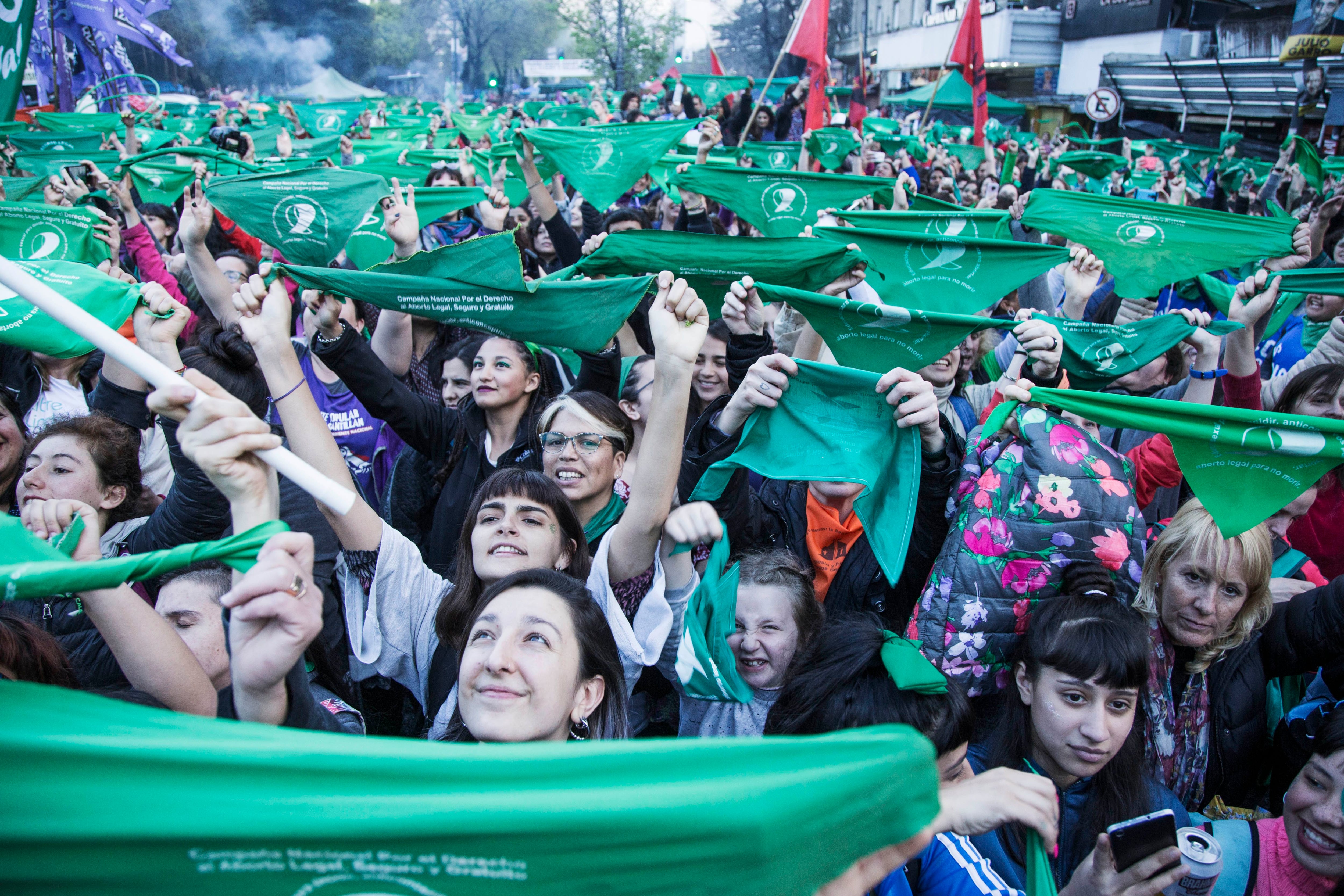 Mientras la marcha comenzaba, por plaza San Martín se iban cientos de mujeres de pueblos originarios a sus columnas