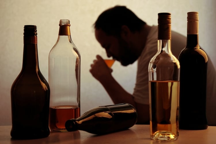 El consumo de alcohol impacta severamente en el estado de la piel
