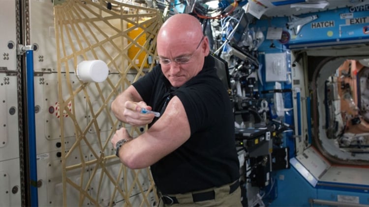 Scott Kelly se pone una vacuna contra la gripe a bordo de la Estación Espacial Internacional para un estudio continuo sobre el sistema inmunológico humano en septiembre de 2015.