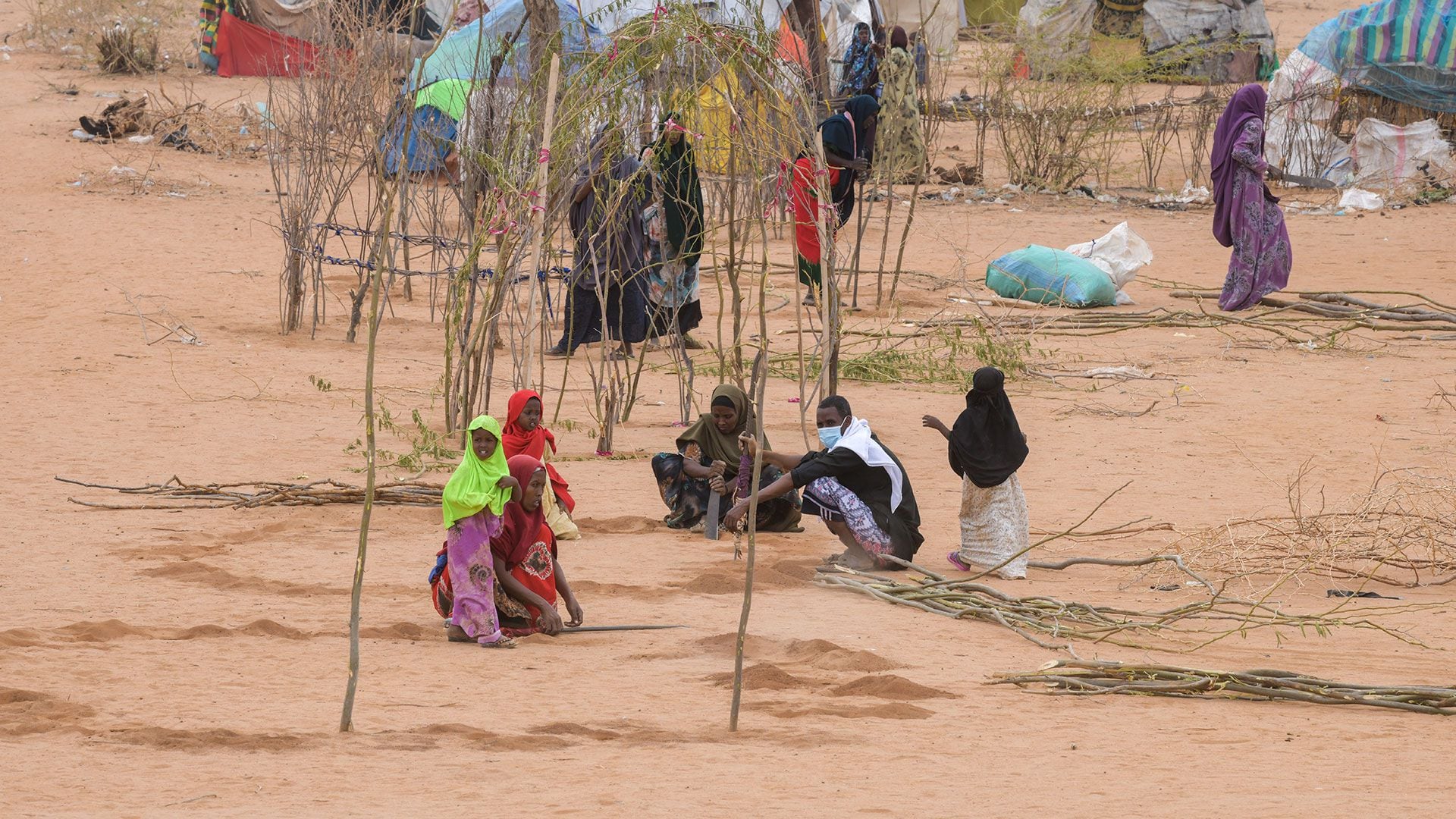 Una familia de refugiados instala un refugio improvisado en un sitio temporal para los recién llegados al campamento de refugiados de Dagahaley en Dadaab, Kenia. Créditos ACNUR - Samuel Otieno.