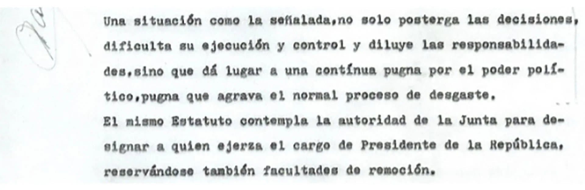 El trabajo de Carcagno a Videla comenzó tratando críticamente la estructura de poder elaborada por los jefes del Proceso de Reorganización Nacional en la que cada fuerza disponía de un tercio del poder político