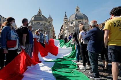 Una bandera italiana desplegada durante la manifestación (REUTERS/Remo Casilli)