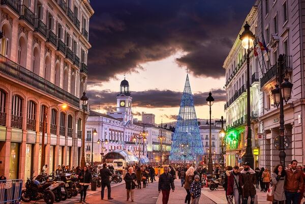 Madrid espera la Navidad con un árbol minimalista, compuesto por una estructura de vigas blancas verticales