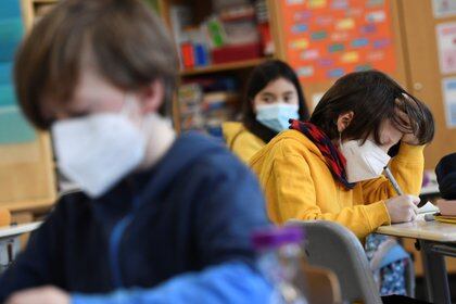 Schoolchildren participate in a lesson at Gustav-Falke elementary school, according to first measures to lift the coronavirus disease (COVID-19) lockdown in Berlin, Germany, February 22, 2021.  REUTERS/Annegret Hilse
