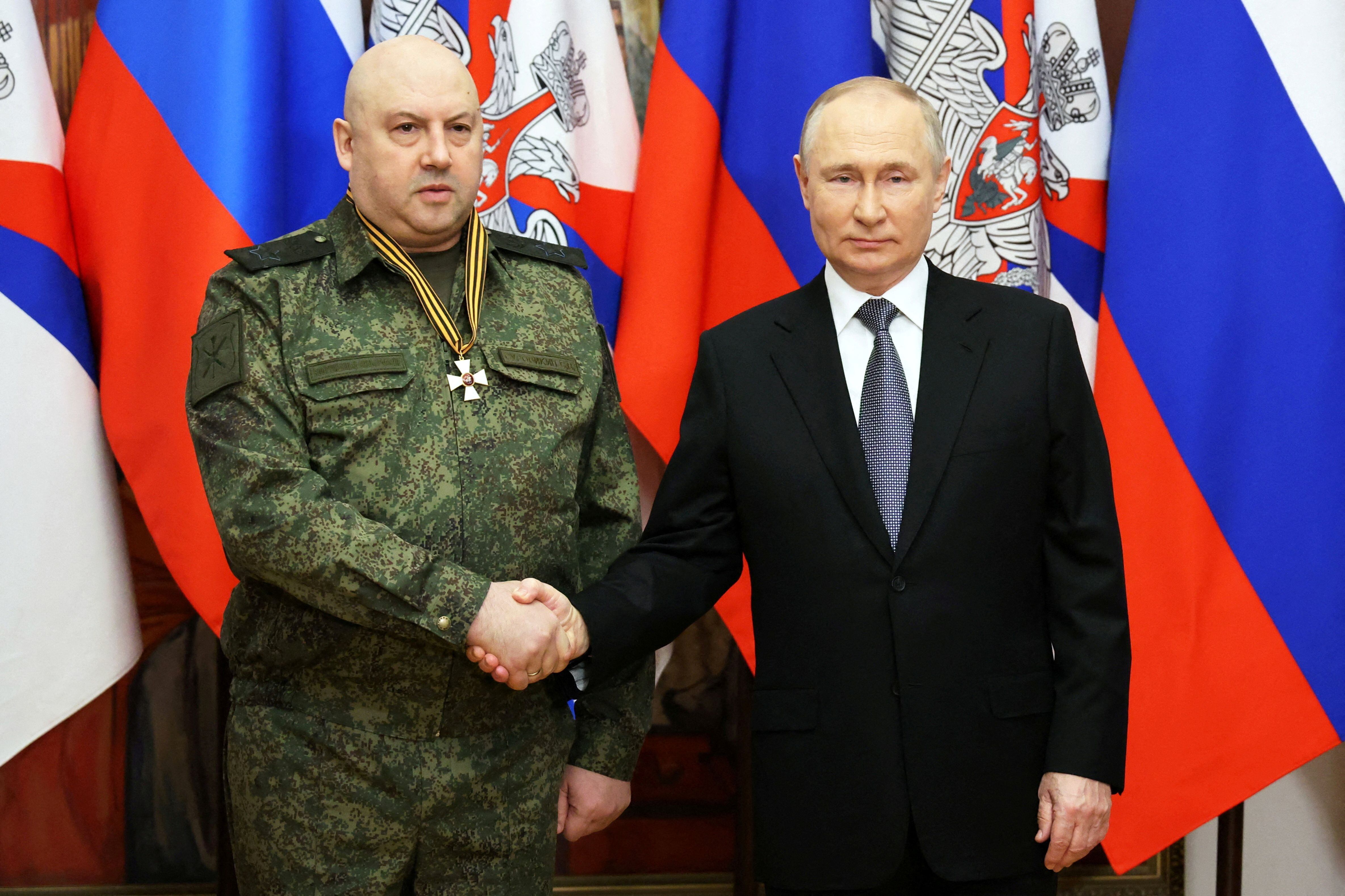 Surovikin dirigió el contingente militar ruso en Siria entre 2017 y 2019, por lo que el presidente ruso, Vladímir Putin, le concedió personalmente el galardón de Héroe de Rusia. (Sputnik/Mikhail Klimentyev/Kremlin via REUTERS)