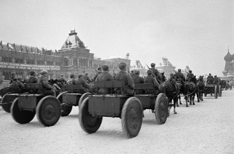 RIAN_archive_669659_Soviet_troops_head_to_front_lines_after_1941_Red_Square_parade.jpg