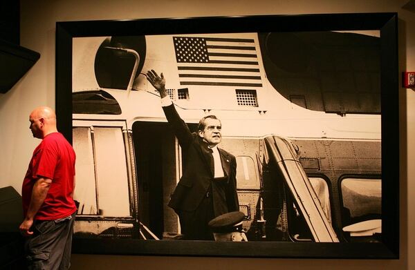Richard Nixon saluda en un mural, en la sección dedicada al Watergate de la Biblioteca y Museo Richard Nixon, en su natal Yorba Linda, Califronia.
