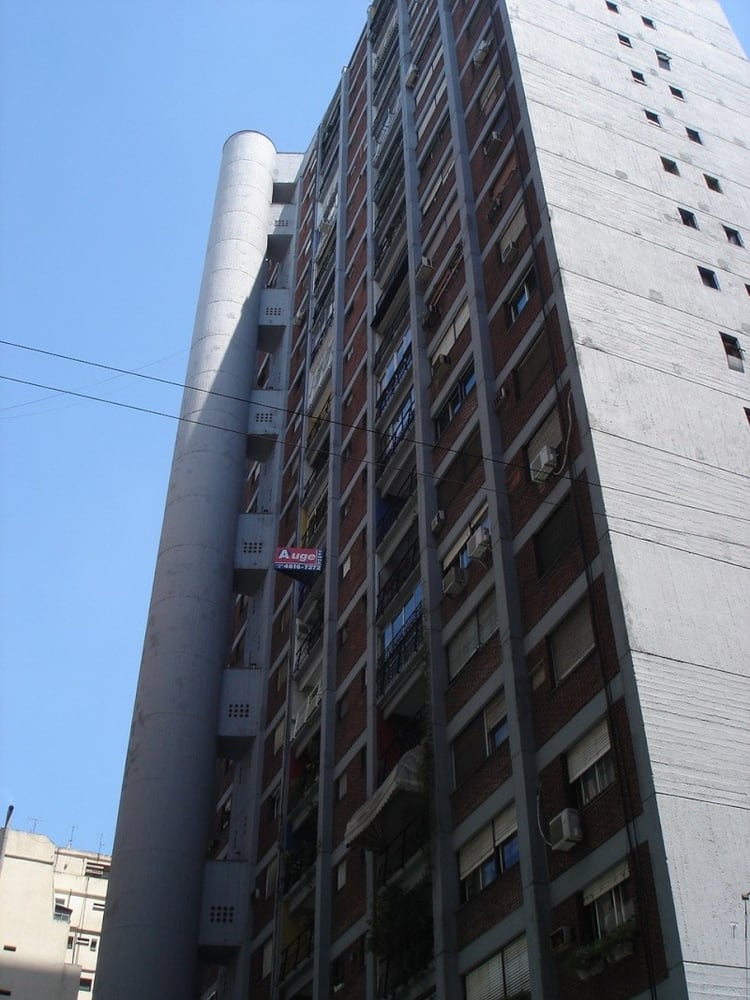 Construido en 1957, responde a la corriente del brutalismo y tiene 21 pisos