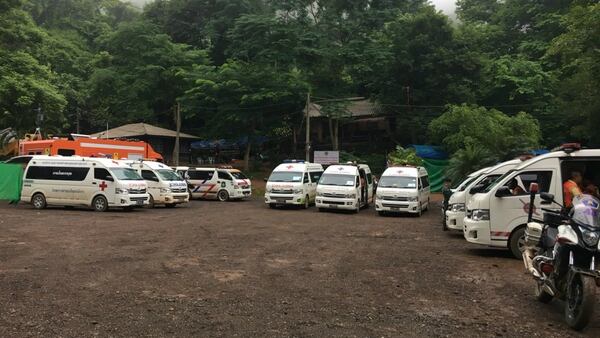 Ambulancias están en el lugar que fue evacuado.