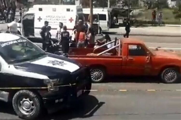 Las personas que viajaban en una camioneta roja tipo pick up fueron atacadas por presuntos sicarios (Foto: Especial)