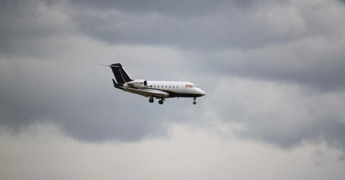 Severe turbulence causes the death of a passenger on a private plane in the United States