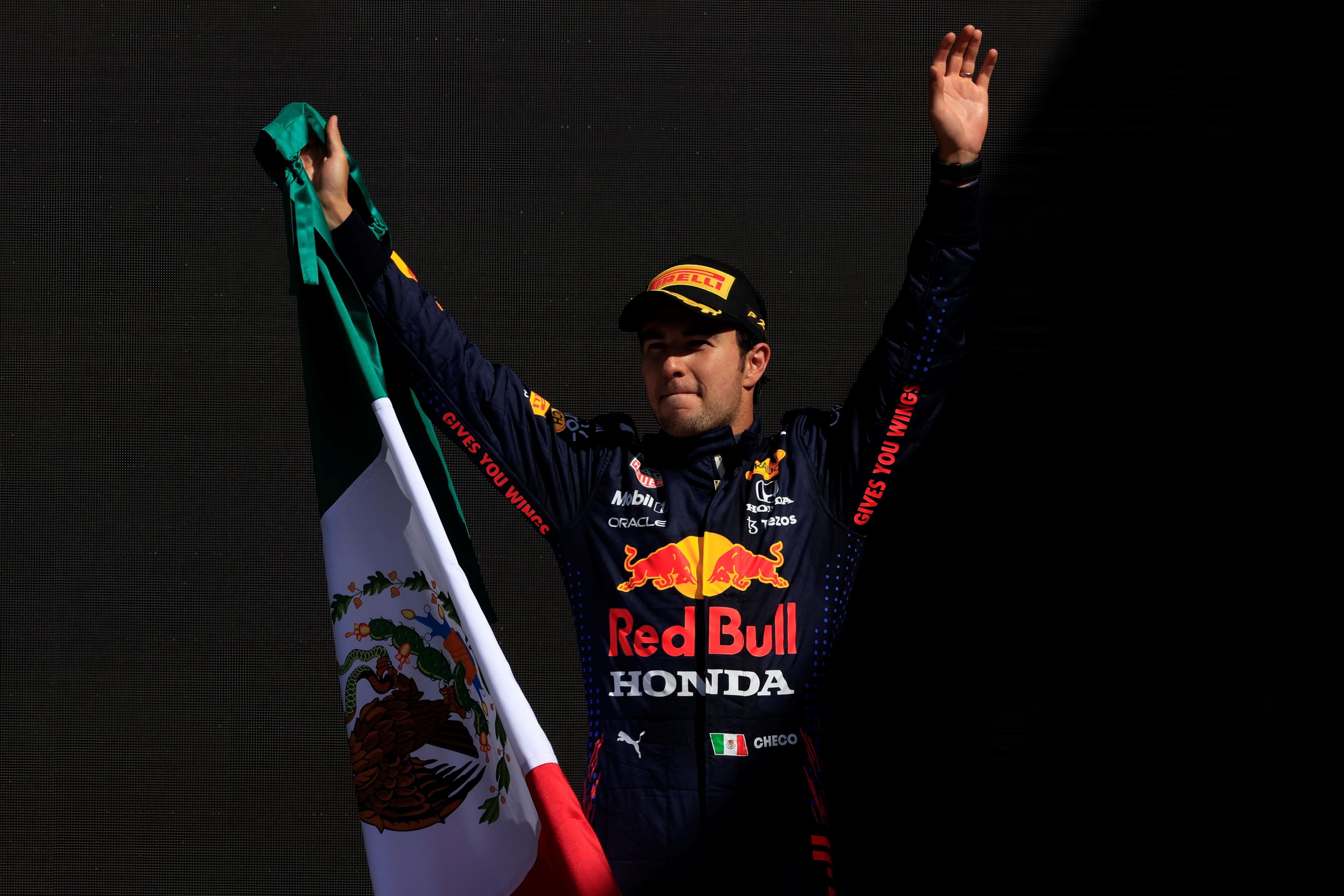 Checo Pérez arriba del podio en México, donde consiguió el tercer lugar (Foto: EFE/Carlos Ramirez)