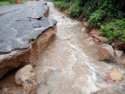 Efectos en tramos viales en Cabo Corrientes (Foto: Twitter Protección Civil de Jalisco)