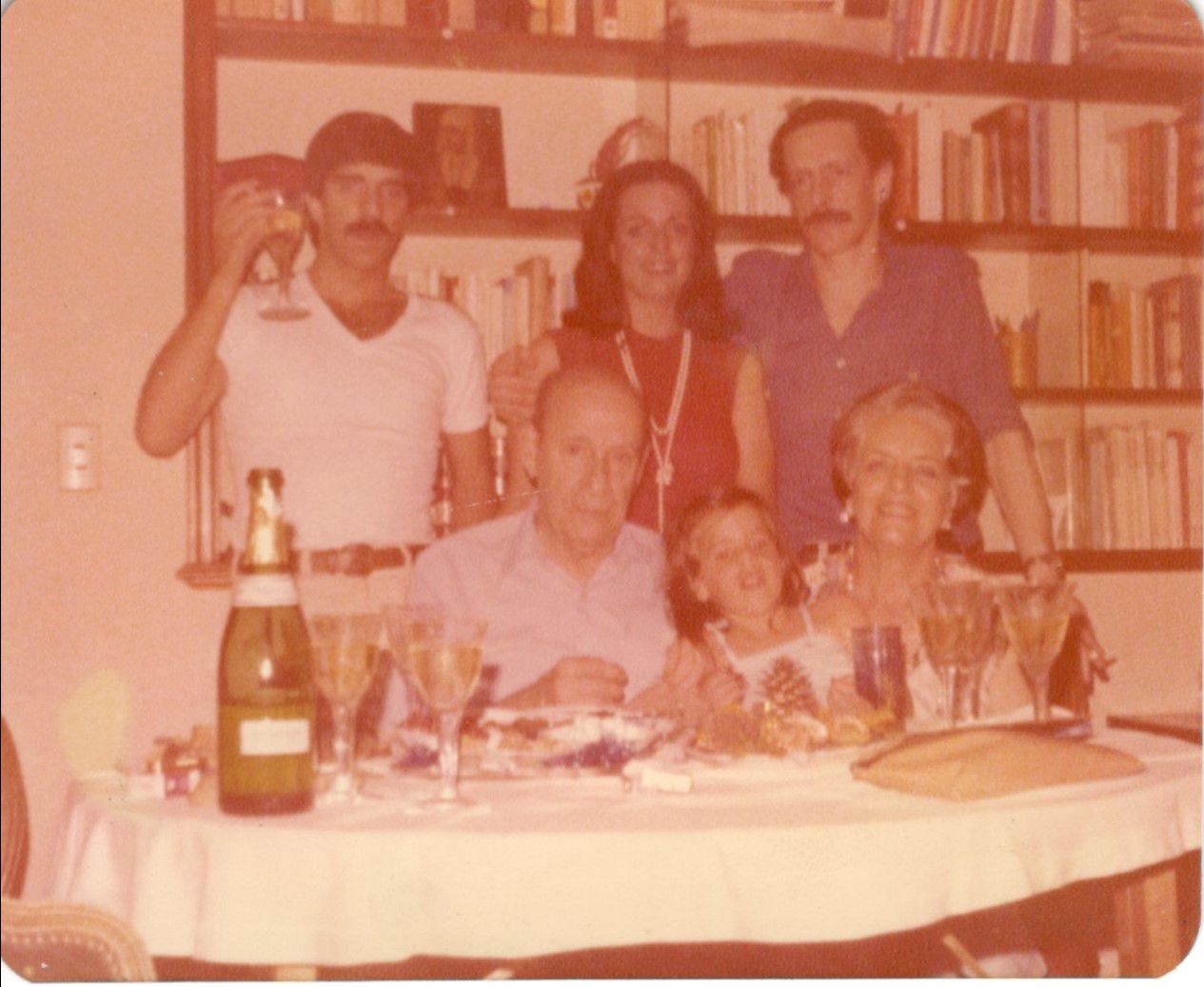 Los Garré, Juan Manuel Abal Medina y la pequeña Paula, una Nochebuena en la embajada de México en Buenos Aires, donde estaba refugiado su papá durante la dictadura 